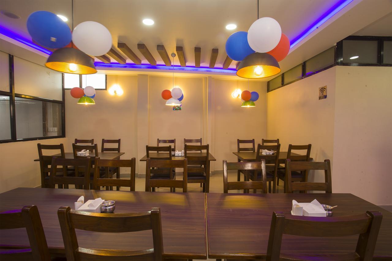 Oyo 146 Somewhere Hotel & Resturant 카트만두 외부 사진
